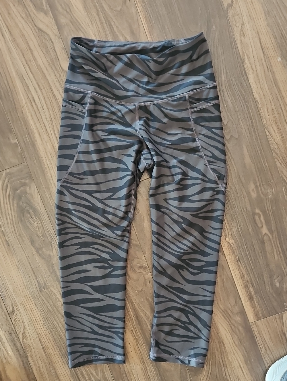 High-Rise Women's Zebra Print Workout Legging Capri Length- Gray/Black